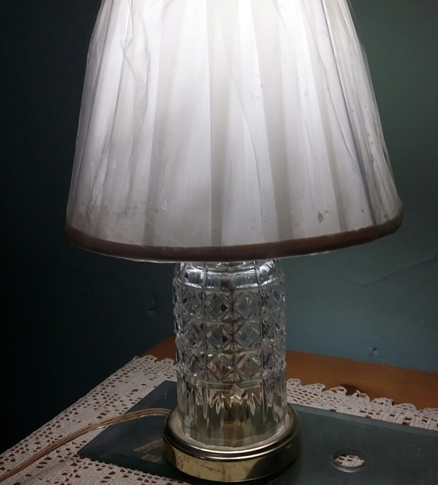 Lamp Vintage   Crystal  lamp and gold trim and shade - Picture 4 of 4